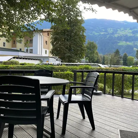 בית נופש Zillertal Lodge, Chalet Im Zillertal Direkt Am 5 Sterne Campingplatz Aschau Im Zillertal