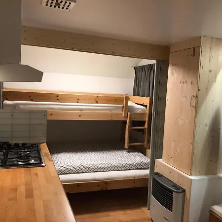 בית נופש Zillertal Lodge, Chalet Im Zillertal Direkt Am 5 Sterne Campingplatz